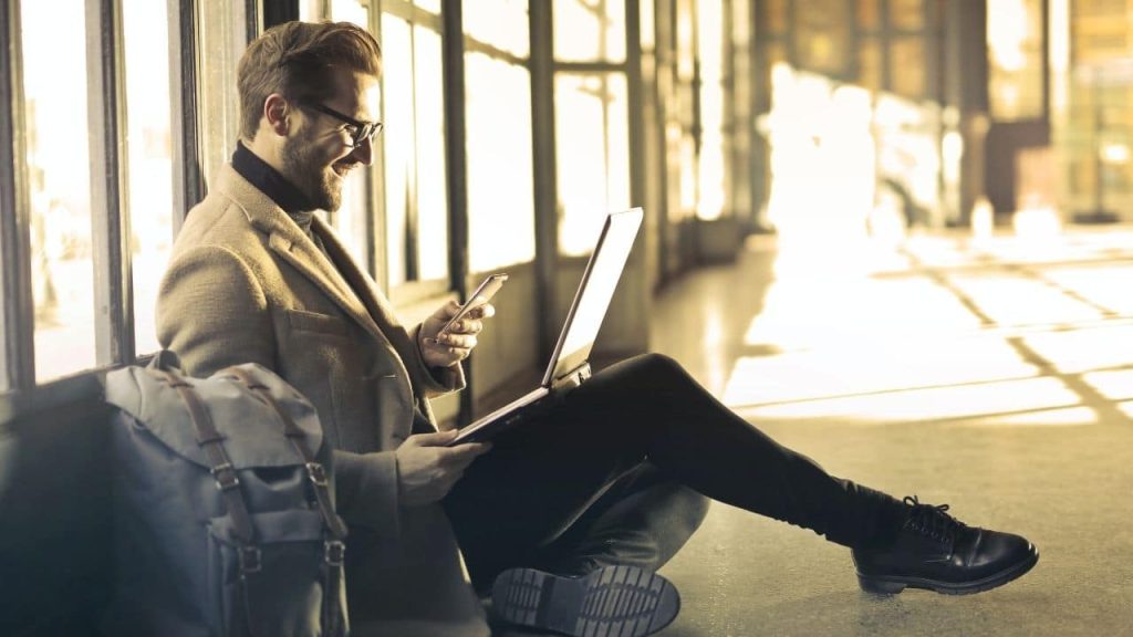Uomo lavora al computer in viaggio